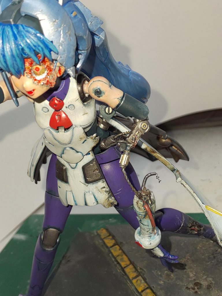 とか言ってますが、けっこうやられてるサラちゃん(笑)
人類と等身大のライフパートナーユニットとして様々な用途で人間に買われていた高性能家電、モビルドールという世界感です。