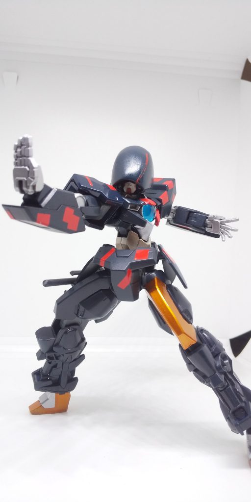 ガンダム・アズールよりダウンサイジングされたGNドライヴを動力に用いている。
同機よりも機動力は落ちるものの、他のモビルスーツには無かったGNフィールドを発生させることができる。