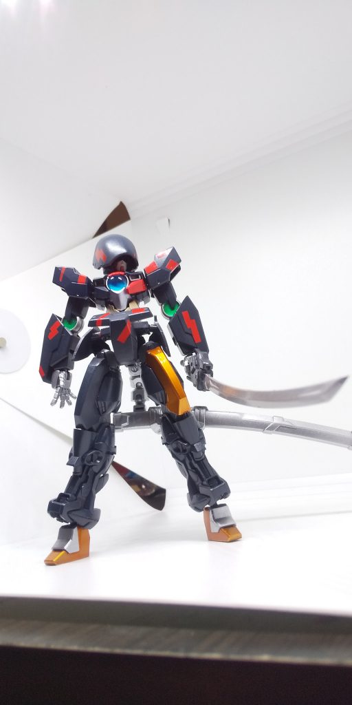 そんなでっち上げの妄想を。
足がちっちゃいので立たせるのにすっげえ苦労します。
ちなみに胸のクリアパーツは青く塗りたかったのでキットのものを使用しておらず、UVレジンで新造しています。