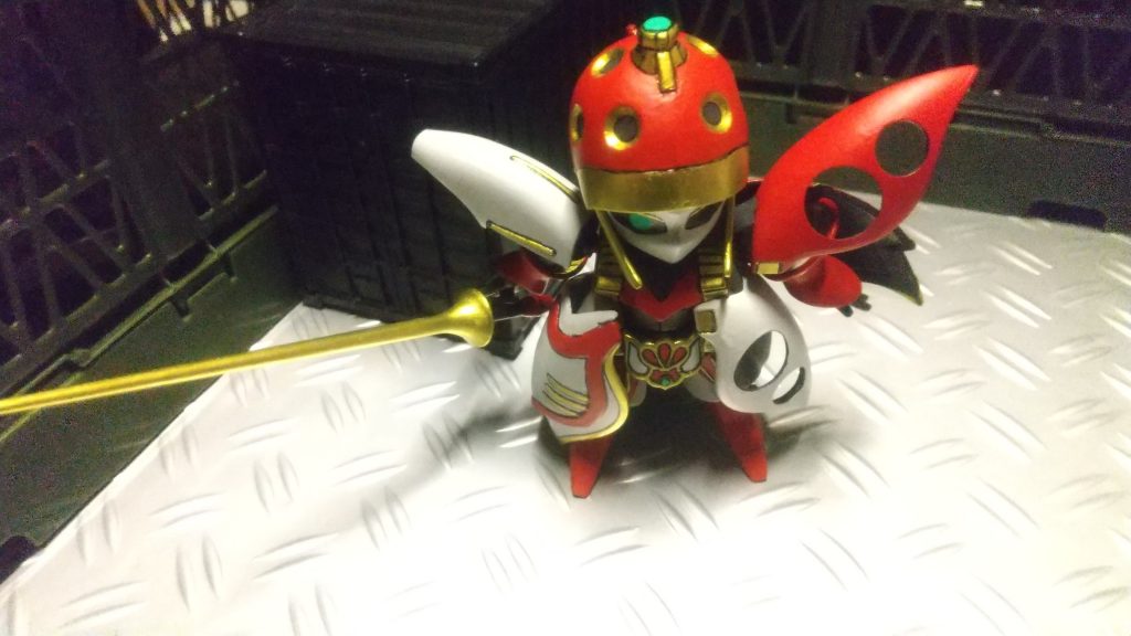 武器の「サイコレイピア」はファンネルの様に飛び回って攻撃することが可能。