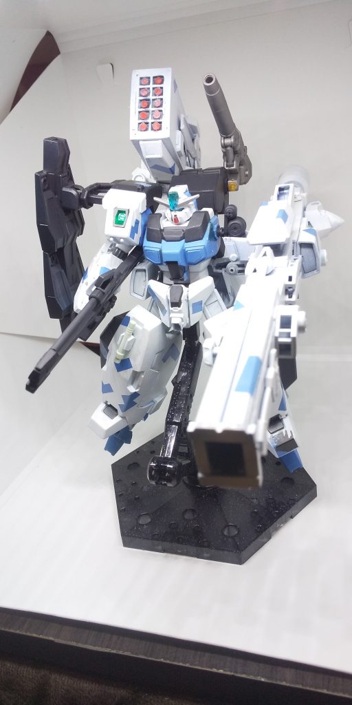 機体名:ガンダム・シュトラール
武装:左腕一体型長射程GNレールキャノン「トールハンマー」
GNビームライフル GNビームサーベル
GNシールドビット×7 GNミサイルポッド
NGNバズーカ 右腕部搭載式小型GNショットガン
ガンダム・ニュクスで成功したGNドライヴのダウンサイジング。その技術を用いて設計されたモビルスーツ。