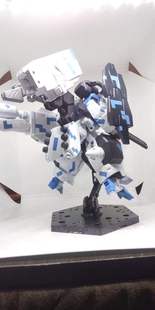 GNドライヴを新旧合わせ9基搭載。
小型化された6基を推力・フィールドに、旧型の3基を攻撃割り振ることにより破格の性能を誇る。
機動力もアズールのそれを上回っていて、黎明期から技術の向上を感じたとメカニックは語る。