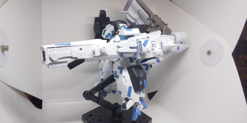 本機の最大の特徴である、左腕一体型の巨大なレールキャノンはどのような装甲だろうと木っ端にする威力を持つ。
動力に本体への供給用とは異なるGNドライヴを2基搭載し、稼働時間への影響を与えない。
機体の武装の特性上、アズール・フィールウィンド・ニュクスとの相性は最悪の一言に尽きる。