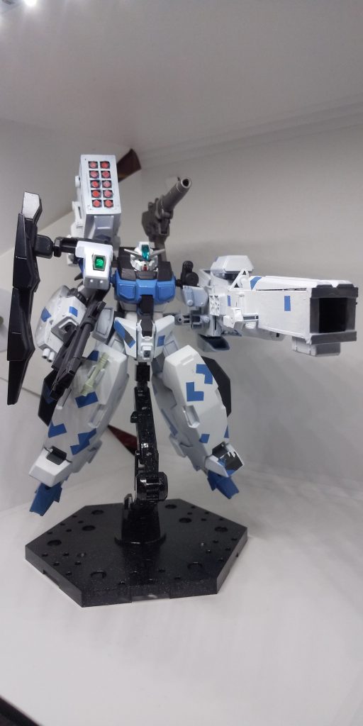 **そんな妄想をぶちまける夜。
こいつの左腕と右背後は本来別のガンプラに持たせるための武器として作っていたのですが、テンション高めで作った結果デカくなりすぎたので携行武器としては断念せざるをえませんでした。
武器腕ならそれっぽくなるんじゃね、と狂った結果としてこうなったのでまあ良いかな、みたいな。
*「ポージング? あぁ、このガンプラの可動域の事か。やっこさん死んだよ」*
*「俺が殺した」*
*「こんな風にな」*
グエー
ミハニー