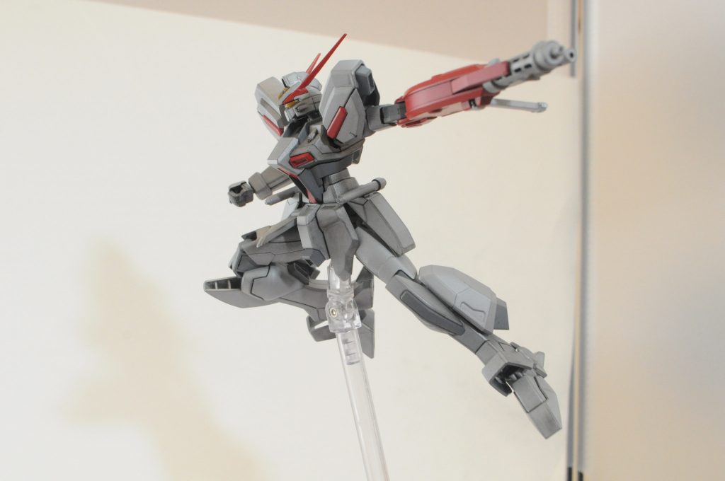 外観は通常と変わらない。一般機との違いは左腕に搭載した火炎放射器であろう。左腕そのものを火炎放射器とすることで、取り回しをよくしている。手が使えることがヒト型ロボットの利点とかそういうことは特務MSには不要である。
脚部12.5mm対人機関砲との違いはやはり指向性である。広範囲に、正確に放火できるのは本装備の利点である。
余談だが、本装備が対ザフトのみであるかは不明である。その性質上、広範囲の制圧を可能とする本装備は難民キャンプだけでなく森林、基地も攻撃対象にすることができるため、地球連合内部でのゴタゴタに一役買うことだろう。