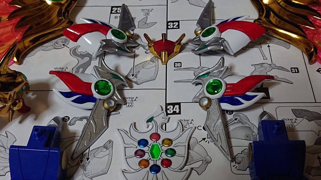 肩パーツの表面に付属のホログラムシールを貼る予定でしたが、粘着力が弱く剥がれやすかったので全て塗装に変更して仕上げました(^_^)