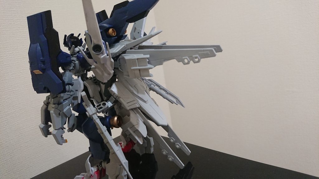 青い方の初期案、実ははただ盛っただけの機体でしたけど『さすがに重すぎじゃね？』 とか思い始めたので変更しました