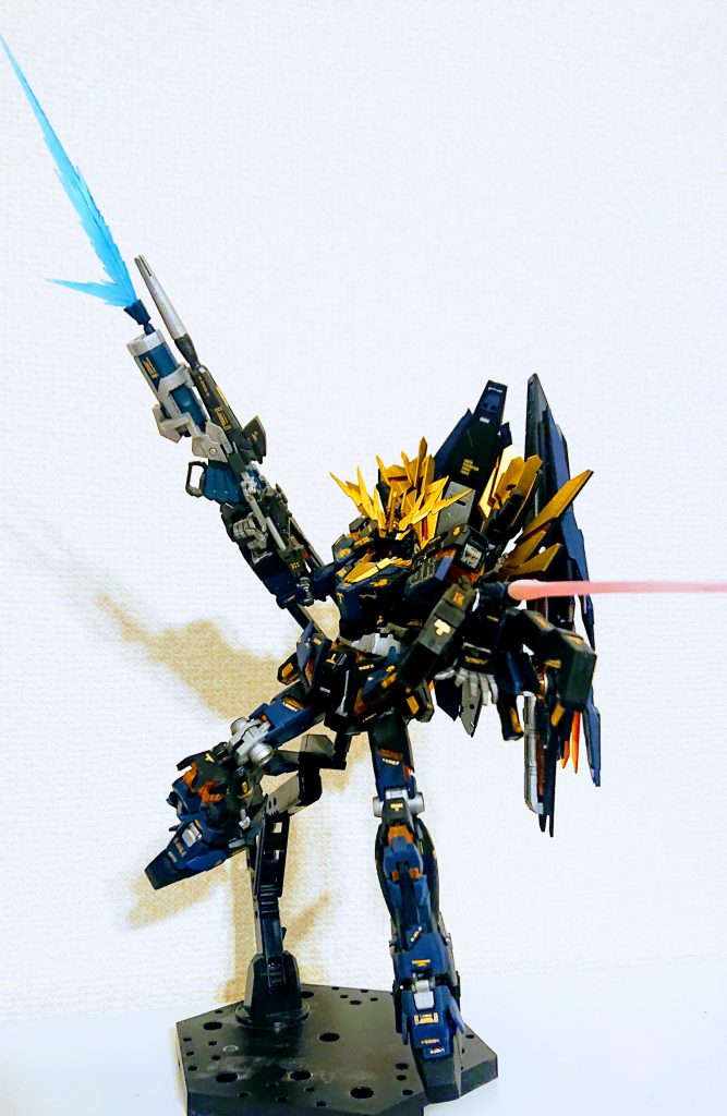 他のモデラーさんの作例をいくつか参考にしてブラックとネイビーで塗り分けました。