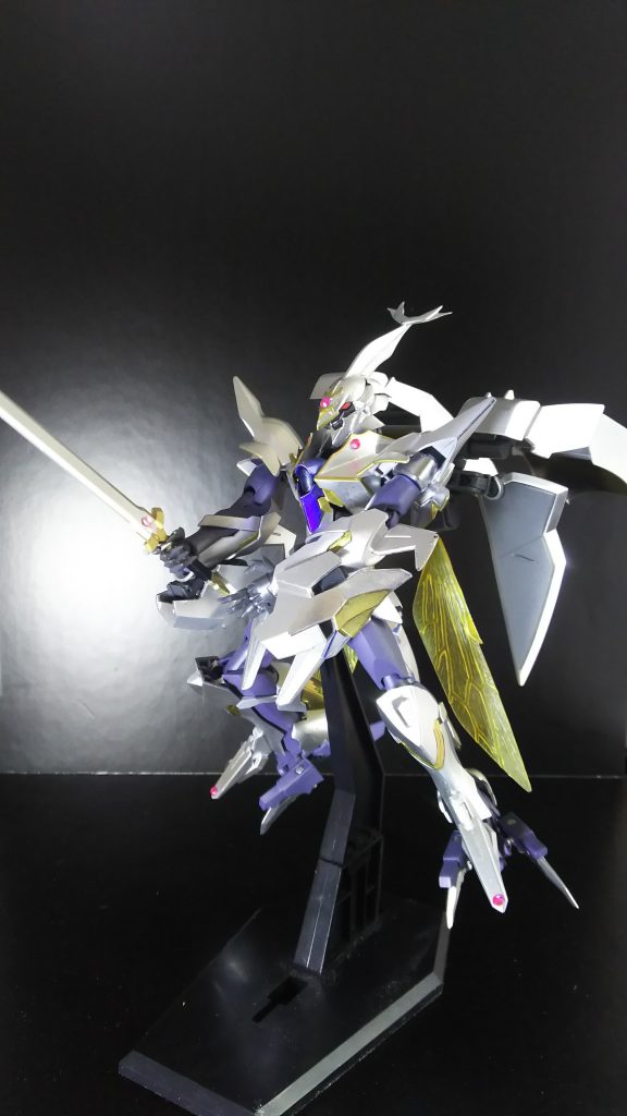 ベース機体である煌・ギラーガに追加装甲を装備しました。
本来はもっと白(白銀?)の部分が多いのですが、甲冑を着ている感を出したかったので装甲部分のみシャインシルバーで塗装しました。
脚部・腹部・肩のパーツを変更していますが、ヴェイガン系のMSでミキシングしているのでそれほど破綻はないと思います…思いたい。