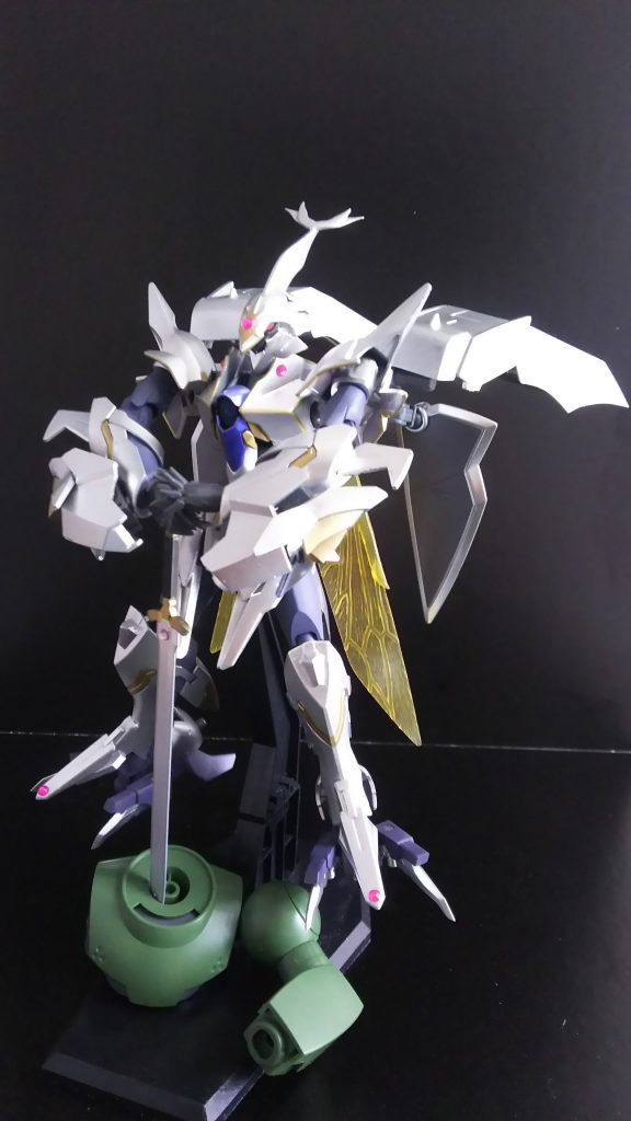 オーラコンバーター(バックパック)はギャンスロットのものを使用。
機体発表当時、誰しもが思ったはずです。
「ギャンスロット…なんでこいつオーラコンバーター背負ってるの…?」
付けてみるとすごく小さかったので、プラ板使って大型化してあります。