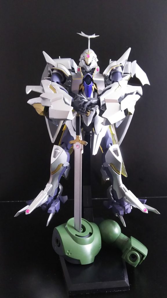 以上、見立てガンプラ「ヴェイバイン」でした。
意味のわからんテーマ、下手な改造、初心者丸出しの写真と3拍子揃っていますが、どうぞ生暖かい目で見守ってください(>人<;)