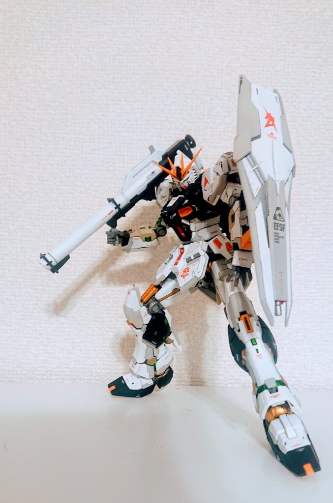 サイコフレームっぽさを出したくて内部フレームをシルバー⇒蛍光イエローグリーン＋エヴァネオングリーンで塗ってみました。