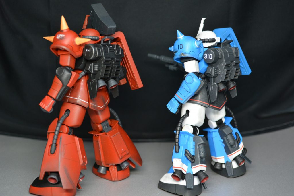 左側はジョニー・ライデンが搭乗したR-2型、右側はユーマ・ライトニングが搭乗したR-1A型です。
F型と判別する際は本機特徴であるバックパックと脚を見ると良いです。