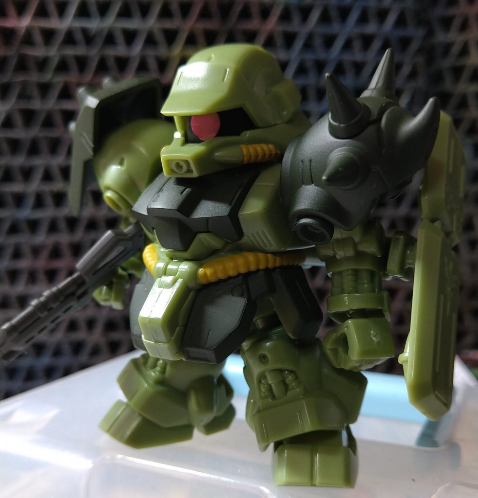 素組みの状態です。
厳密にはSDではなく、マイクロウォーズという食玩シリーズのキットです。
彩色済みのキットですが、再度表面処理を行い、パーティングラインなどを丁寧に処理し、重厚感のある塗装を施しました。