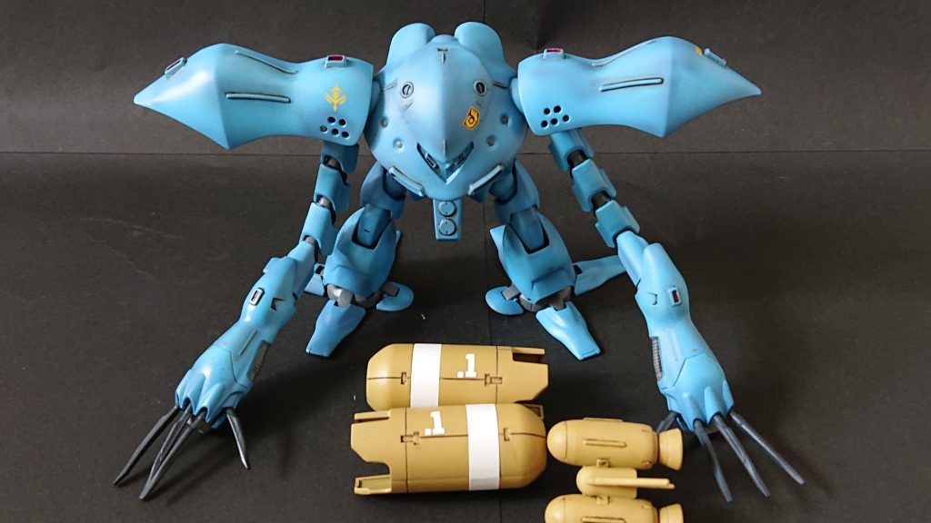 フェアリングユニットのラインとナンバーは付属のシールを使いました。