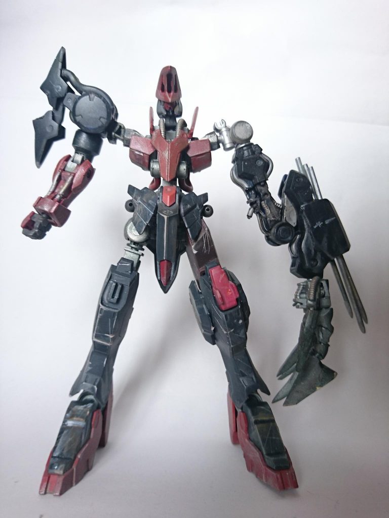 今回製作するに当たって初めてウェザリングを施しました。
フレームの磨耗された質感、戦いによるダメージの表現、それに伴う汚れなど自分で考えてやってみたのですが途中から楽しくなってしまい少しやり過ぎてしまいました。
あとこの機体メインはヴァルキリアフレームの為ガンダムではありません。口元はガンダムっぽさはありますがツインアイではなく、兜の隙間にカメラやセンサーがある設定です。