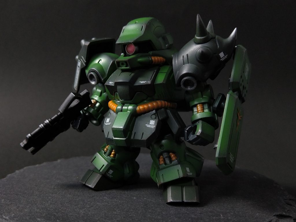 目とスパイクだけは、新たにプラバン等を使ってブラッシュアップ。
塗装は黒サフ、緑、デカール貼り、ブラウンでチッピング、艶消し、最後に銀でドライブラシしています。