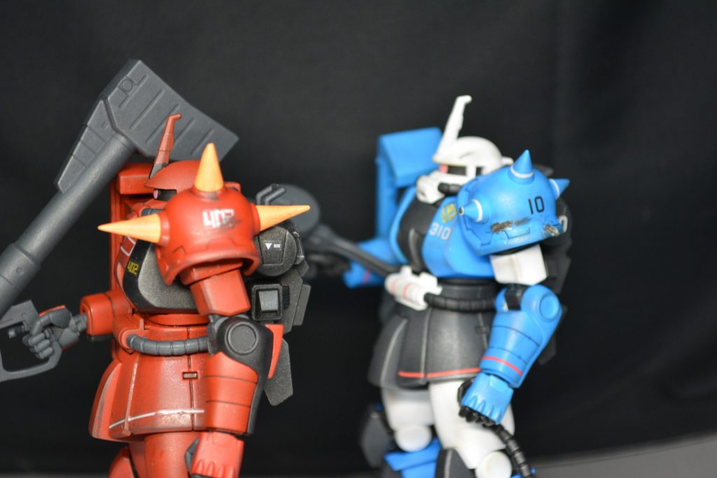 今回の作例ではジョニー機とユーマ機、それぞれの戦闘途中をイメージして作りました。
ジョニ帰でのイメージでジョニーは回避が上手いのでダメージはほぼなし(煤汚れだけ)。
一方ユーマは10代でやんちゃだったと思うので火線の中を突っ込んで致命的ではないもののダメージは多いだろうと想像しました。
ダメージは半だ小手を使いました。初めての作業で恐る恐るやりました。