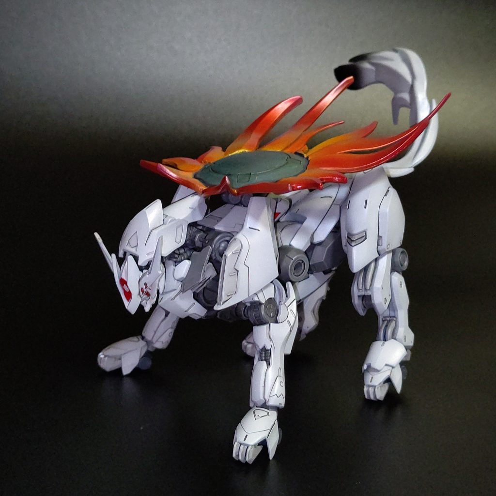 以前から、いつか作りたいと思っていたネタですが、今回は鉄血コンとのことで制作してみました。本当は、獣型⇒人狼型⇒人型と変形出来る物を作りたかったのですが、自分の納得のいく獣型のためには他の形態での胴体の長さに問題が…結局今回は一番再現したかった獣型のみでの完成としました(´ノω;`)