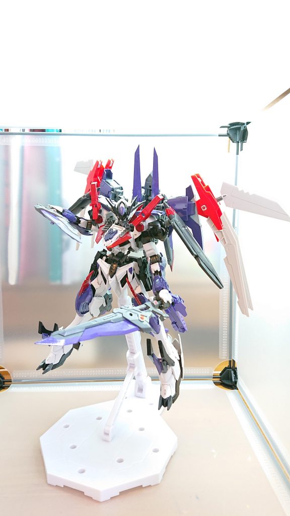 ディストピアを振り下ろし攻撃を仕掛ける
その威力は一太刀で大地を切り裂き、巨大な地割れを生み出す