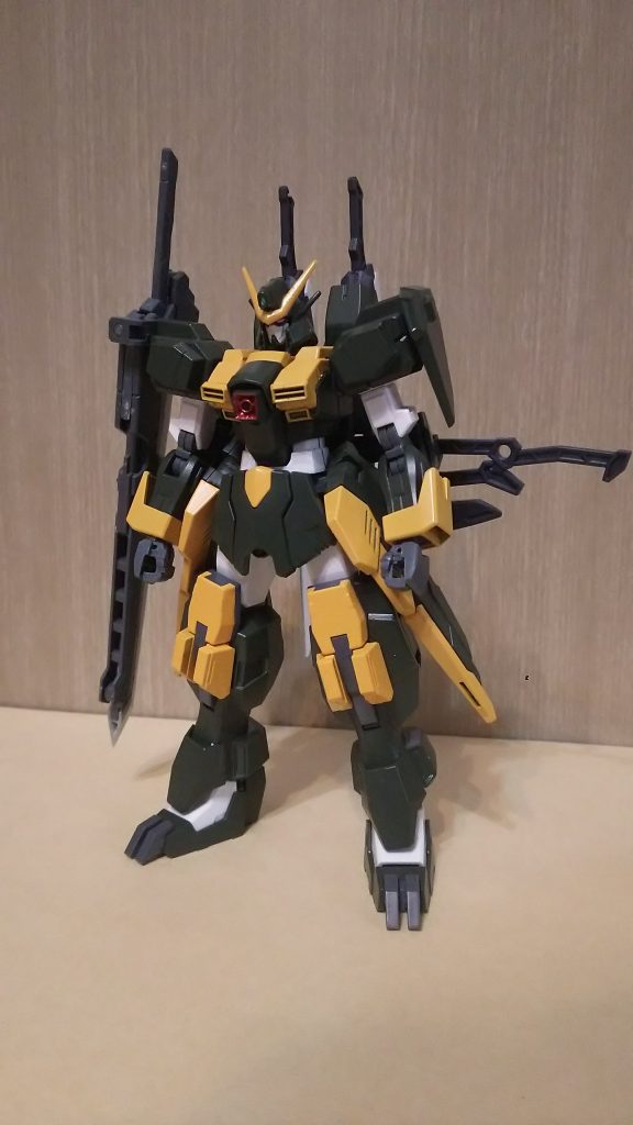 そして、サイドバインダーをウェポンバインダースラスターへ、左肩をセミシールド改に換装した最終形態【フルブレイド】。戦況や相手をする敵機に応じて使用する武器を臨機応変に変えて戦うスタイルを取ります。バインダー内には連合系武器であるスティレット投擲噴進対装甲貫入弾が複数搭載されており、遠・中・近距離全てに対応できるという設定です。パーツ自体はカテドラルから流用してます。