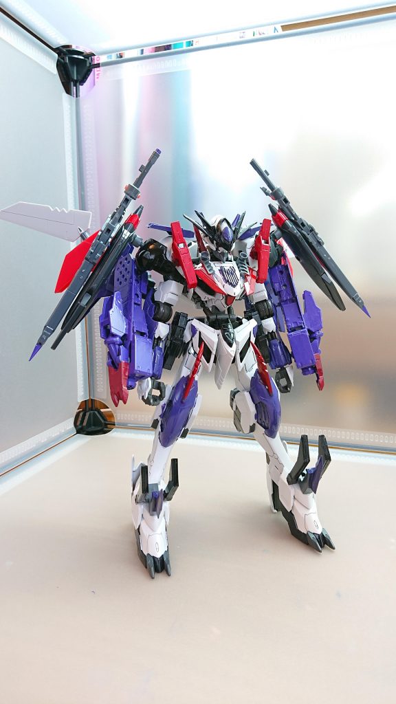 バルバトスエデン(フェーズ3)
フェーズ2での敗北したことで進化した姿
ヴォルフとレグルの得意とする格闘戦の情報を吸収し近接戦闘に特化している
さらに重火器も搭載され狙撃能力も強化された