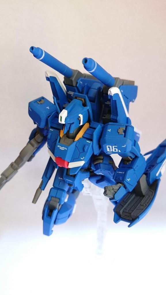 中距離攻撃用ビームキャノン兼ブースターはライトニングガンダム用のビルダーパーツを使用しました。