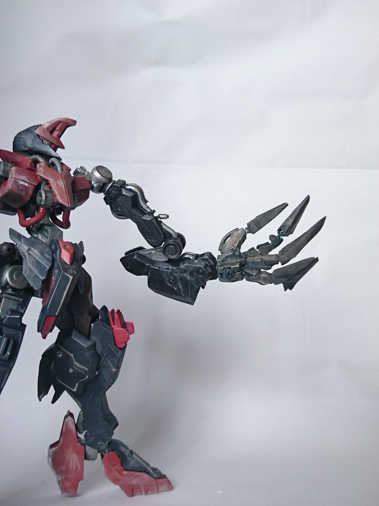 ゼルトザームの腕は指の部分を関節ごとに切ってポリパテで肉抜きを埋めてから中に自由自在というクラフト針金を入れて可動出来るようにしてます。
ダメージ表現として一本切り落としてその部分にリード線をいれたり、爪の部分はあえて均一にせず、違うパーツを組み込んだり、パテで整形したりしました。
一応モビルアーマーの腕をそのまま移植した設定のため、厄災戦のあとではろくな修理が出来ないってことでその様なデザインにしました。