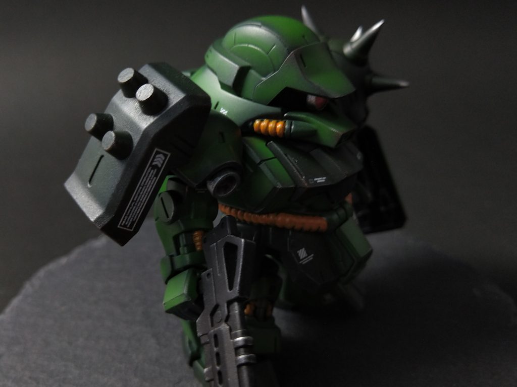 黄色いパイプや、エンブレムだけは筆塗りの為、結構アラがでてしまいました。