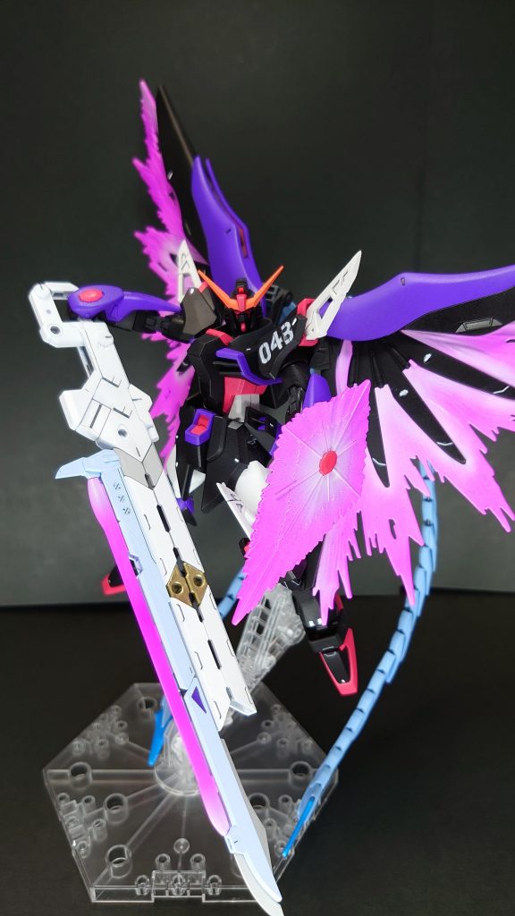 ビーム部分は全て塗装してグラデーションを入れてます。初めての割に綺麗に仕上がってくれました。アロンダイトを改造した銃剣「パレス・オブ・ファンタジア」は同名のSSR衣装をイメージした配色にしました。黒い機体が白い武器持つと映えますね