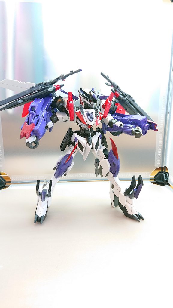 ガントレットバスター
狙撃と格闘戦に特化された装備
打撃攻撃をしたと同時に搭載されている重火器を放つことで強力な威力の一撃を打ち込むことができる