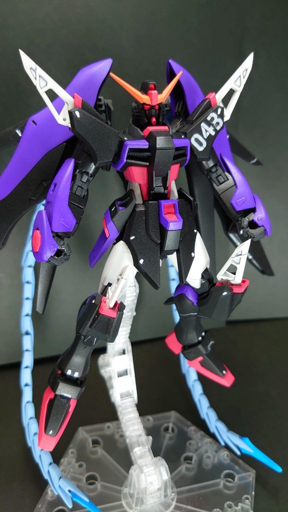 正面
SSR衣装「《偶像》のフラグメント」をイメージしたカラーリングに、本人のイメージカラーの紫を足した配色にしました。
ブーメランはたくさんあったほうがかっこいいので足にも付け足しました。