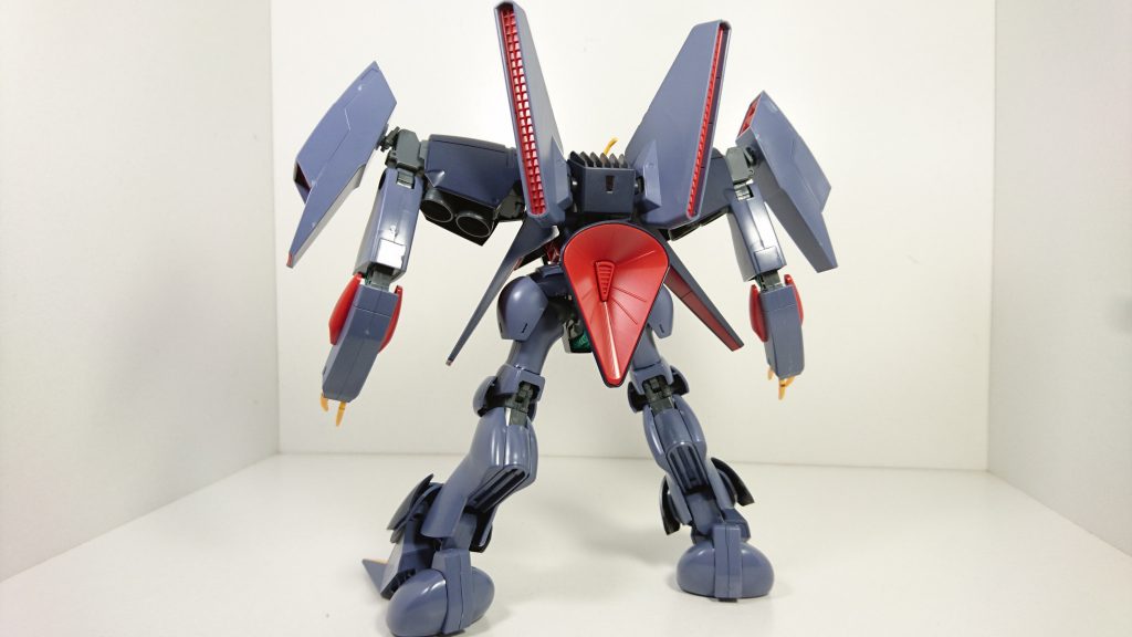 情報量の多い背面。素敵ですが自立があまり良くないのが辛い。コテコテ倒れるので改造ポイントですね。踵に何か付けるかな。