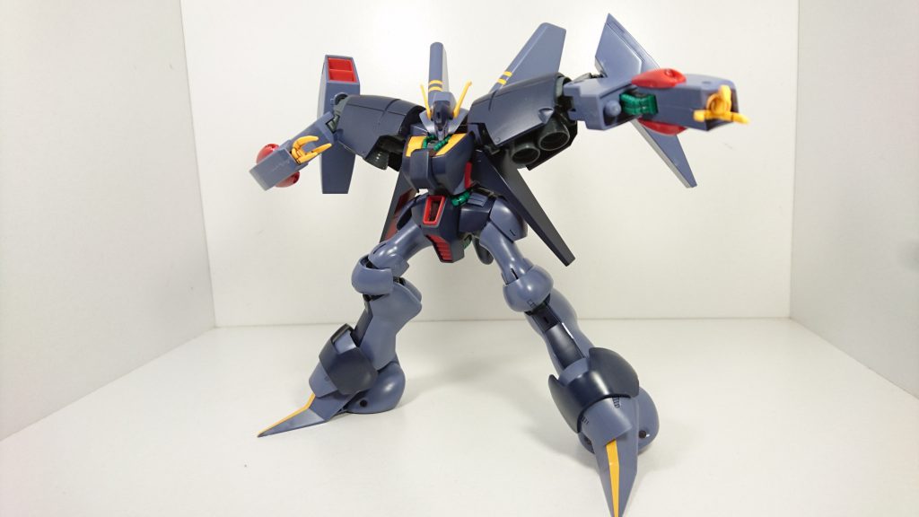 この見た目で結構動きますが最近のものと比べたら可動は少し狭いです(最近のが化け物可動なだけな気が)