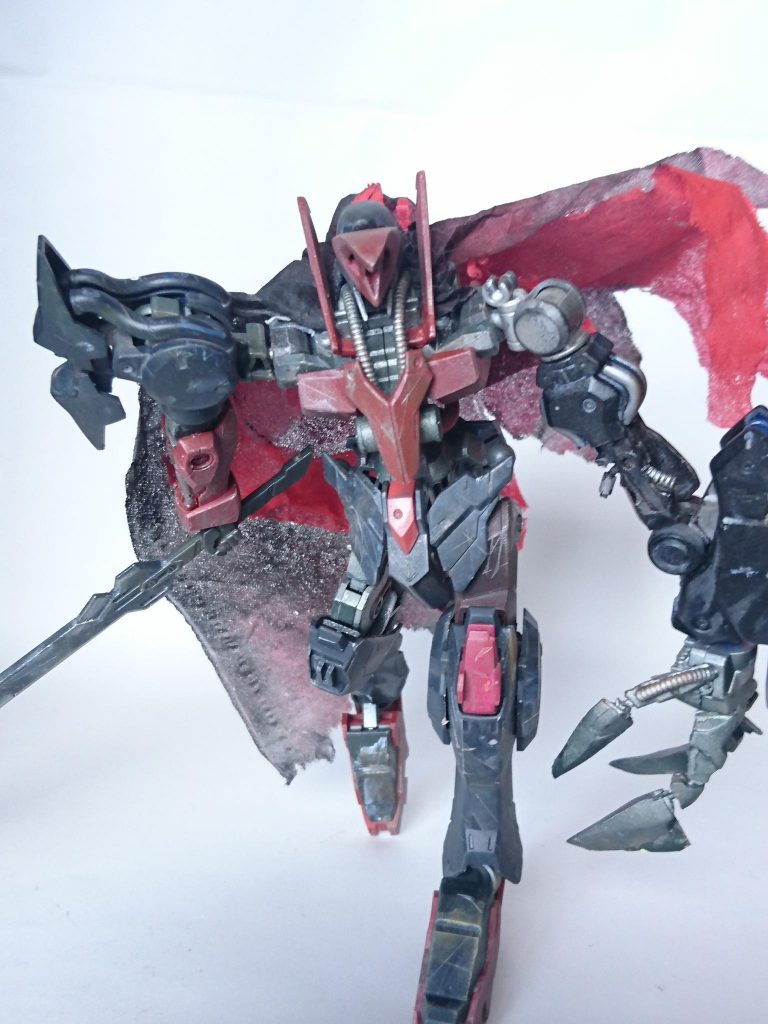 背中が寂しいのでティッシュで簡易的なマントを作りました。
裏を黒サフを吹いて全体を固めてから、ちぎったティッシュにレッドを吹いて張り付けただけです
以下何枚かアクション