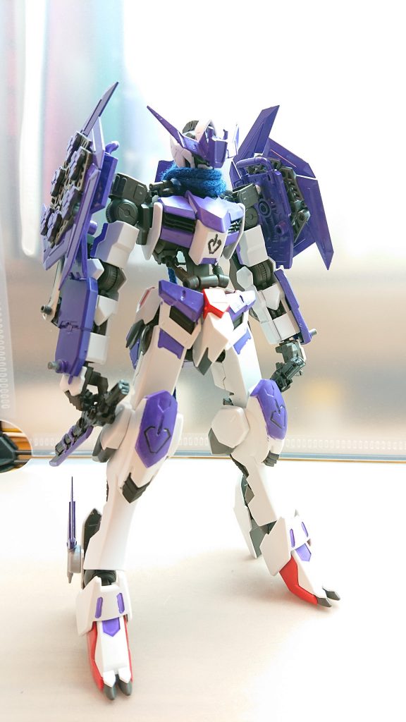 バルバトス紫電
バルバトスをベースに隠密戦闘を想定したガンダムフレーム
空気中の粒子を纏うことで姿を隠すステルス機能を持っており、敵に気付かれずに任務を遂行する
様々な武器を装備されており状況に応じて使い分ける