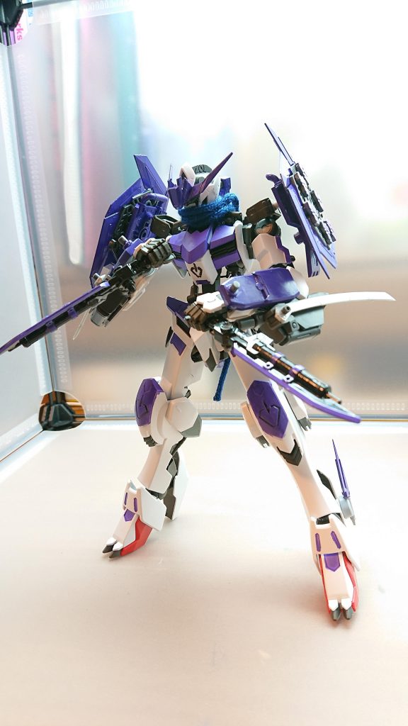 小型銃剣
バルバトス紫電が使用する小型の二本の銃剣
近接戦闘だけでなく狙撃武器として使用する