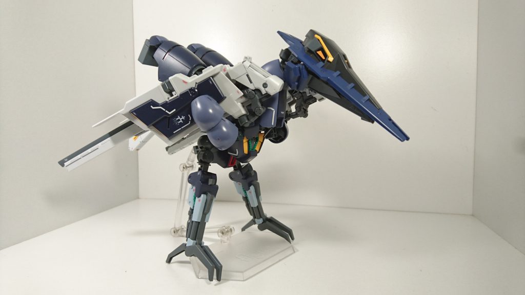 通常状態。バイアランのボディはほぼそのままにバイアラン・カスタムの腕(脚)、ヘイズルのシールド(頭部)+シュツルムブースター+フルドド2基(尻尾、翼)で非人型格闘機として作成しました。
陸戦は考えて作ってませんがこの状態でトコトコ走っていくならかわいいかもしれん。