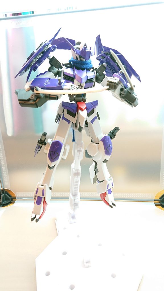 仕込み刀
機体の腕に仕込まれている小刀
機関銃も搭載されており、暗殺に使用される