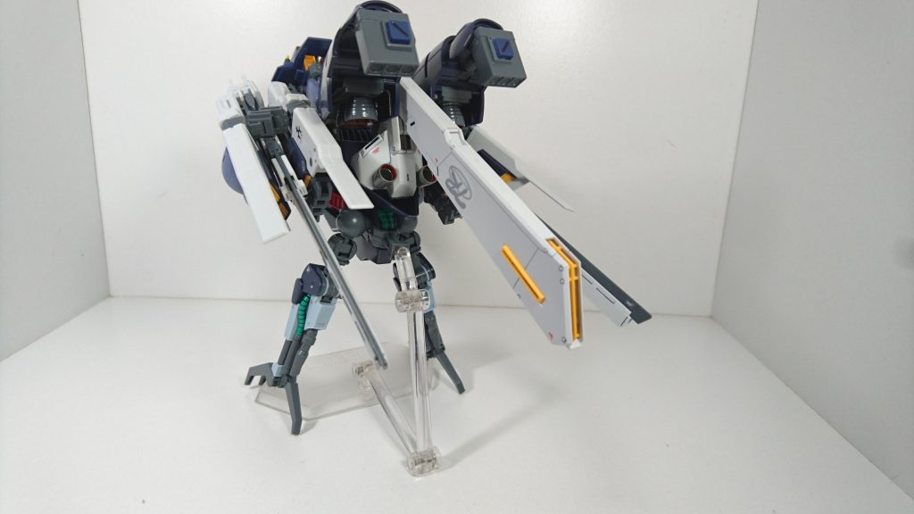 バックショット。
腰部内パーツは付けずヘイズルのシュツルムブースターを付け尻尾になっています。戦闘形態時に尻尾を180℃回転させます。
脚はバイアラン・カスタム腕とダブルオーの関節を一部加工し取り付けています。  
肩部のブースターはバックパックに移動してます。