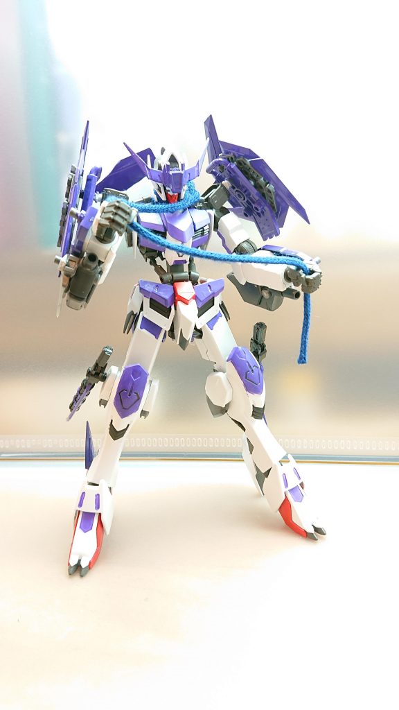 特殊ロープ
マフラーのように巻かれている特殊武器
敵に巻き付かせることで動きを止めるだけでなく
強く締め付ければ機体をバラバラにすることができる