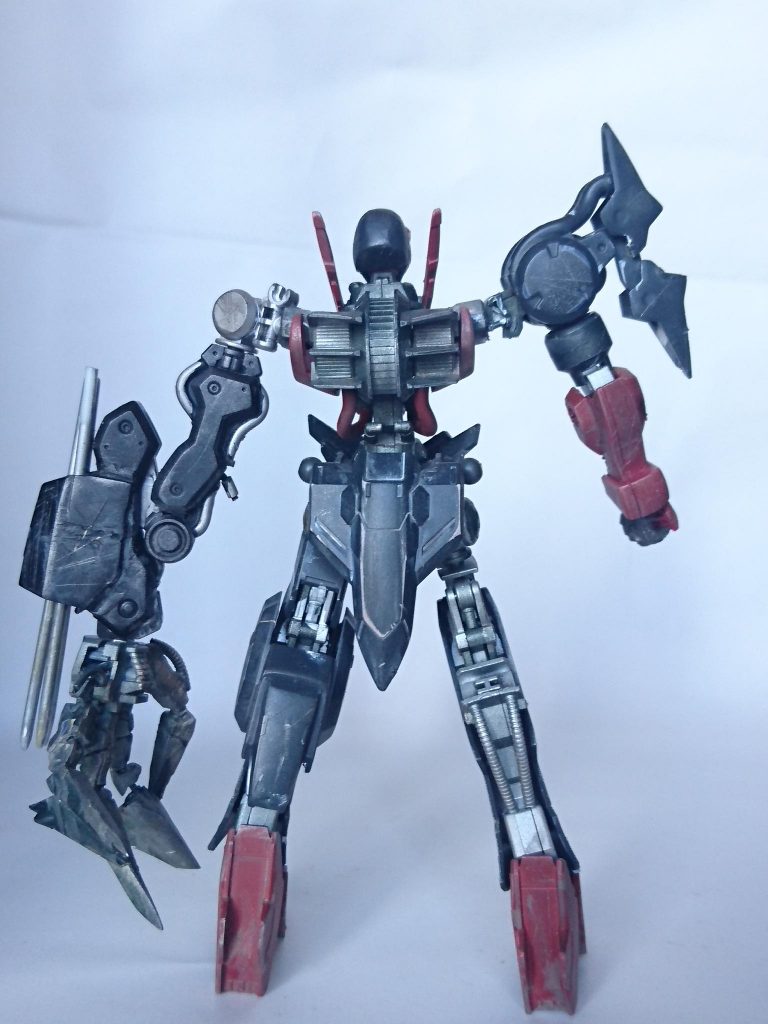 カラーリングは赤の部分はタミヤのダルレッド、フレーム部分と左手はタミヤのシルバーリーフにNATOブラックを少し吹きました。
黒い部分はMr.カラーのジャーマングレーで塗装。細かいシルバーはガンダムマーカーで塗りました