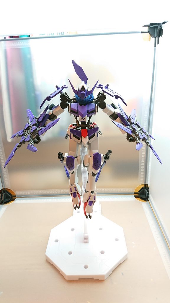 紫電手裏剣 斬
刃を展開することで攻撃力と攻撃範囲が拡大
複数の敵を破壊することができる