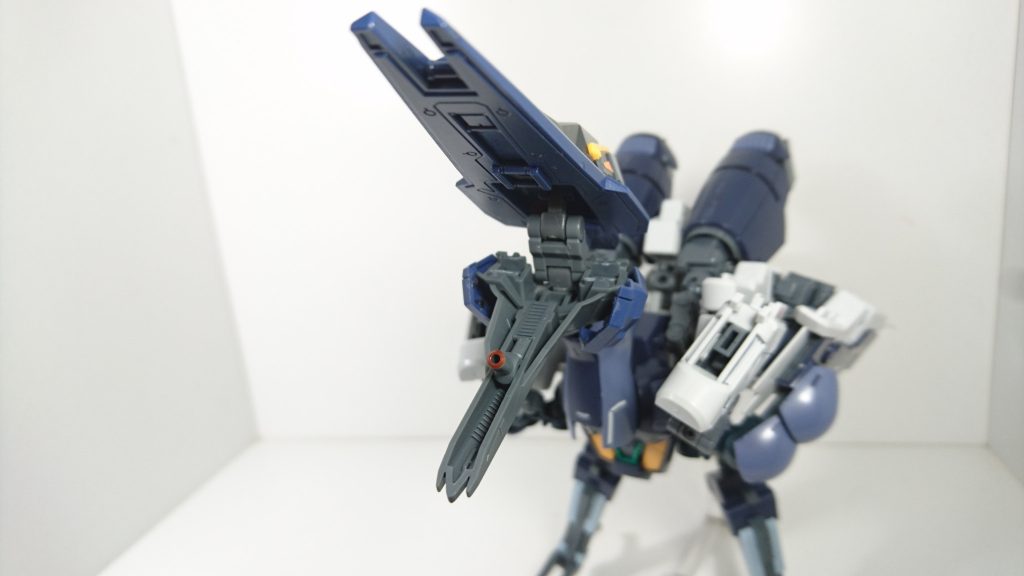 「~~~~~~~ッ!!(金切り声)」
頭部はヘイズルのシールド+ノーネイムライフルで構成。瞳の部分はバイアラン首回りのパーツにZガンダムのシール貼ってます。口内にはビームガンを装備(ノーネイに付いてたジョイント加工)
どんな顔にするかが恐らく一番悩んだ部分。