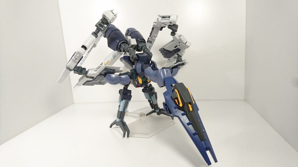 グワッと二重に畳まれた翼部を広げ
戦闘形態に変形。