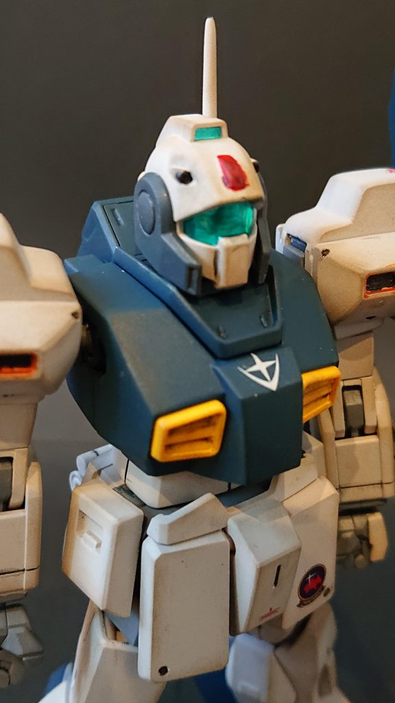 頭頂部の赤は筆塗り。老眼で見えずはみ出しまくりです。