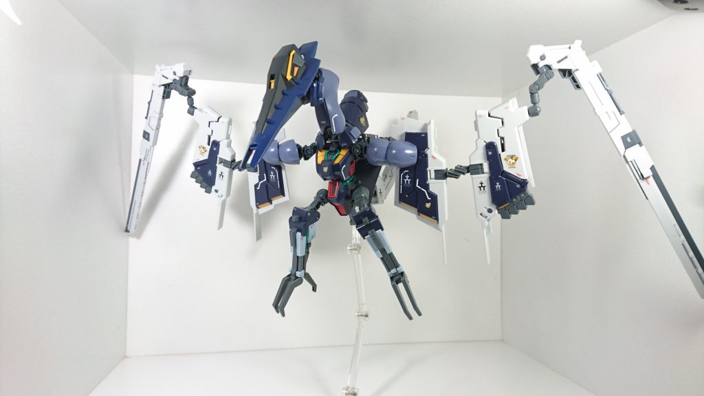 翼を展開し戦闘形態。
肩は普通のジョイントじゃもたないのでMGジェガンのフレーム持ってきてます(丸見え(>_<))
首はバイアランの脚使ってます。