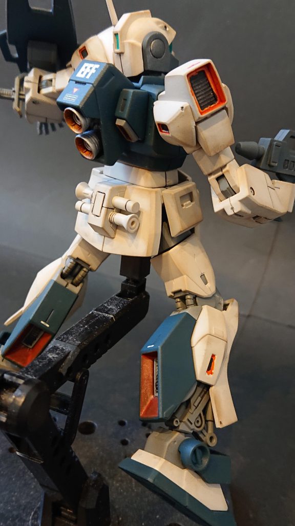 肩のオレンジは汚くなってます。