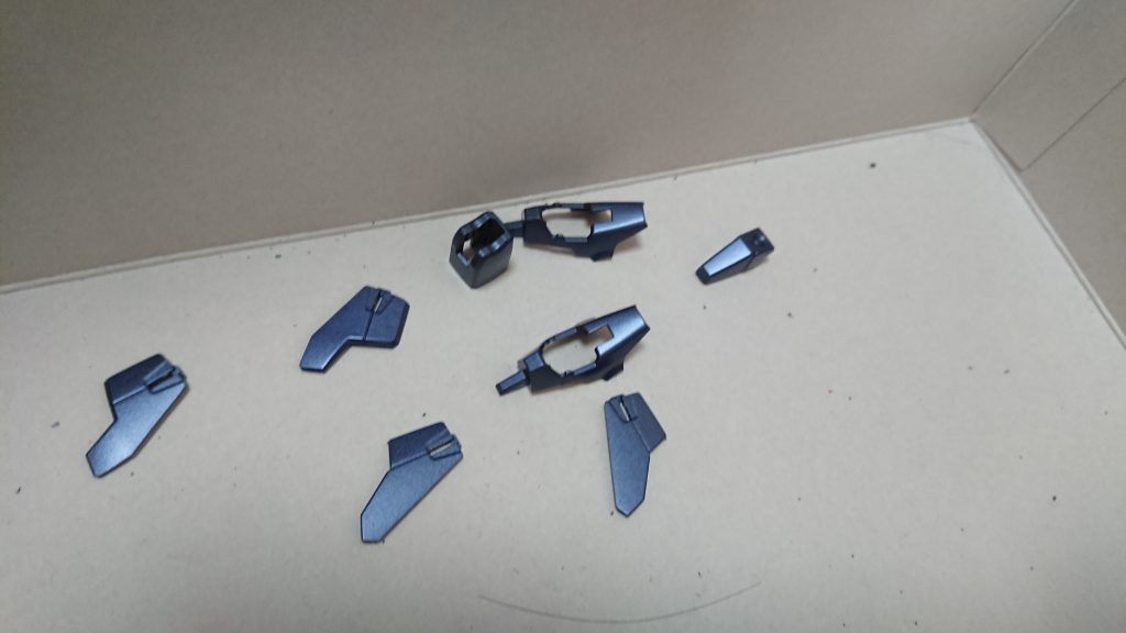 黒の部分は、ほんのり光沢が欲しかったのでexブラックの上にパールマーズダークブルーと光沢クリアと半光沢クリアを混ぜた塗料を吹いて自然な光沢を目指しました。光沢は艶消しより表面の影響を受けやすいのでヒヤヒヤでしたが一安心しました。