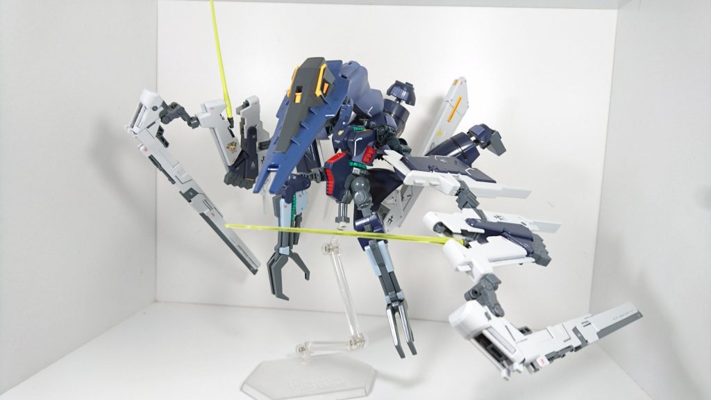 外側翼部に左右1基ずつ内蔵してるクロー&サーベルを展開。